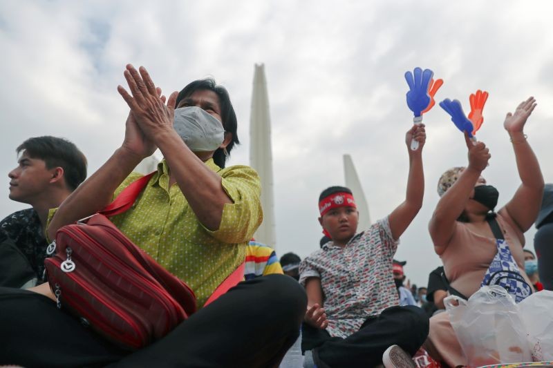 Anti-government protesters attend a mass rally to call for the ouster of Prime Minister Prayuth Chan-ocha's government and reforms in the monarchy in Bangkok, Thailand, November 8, 2020. (REUTERS Photo)