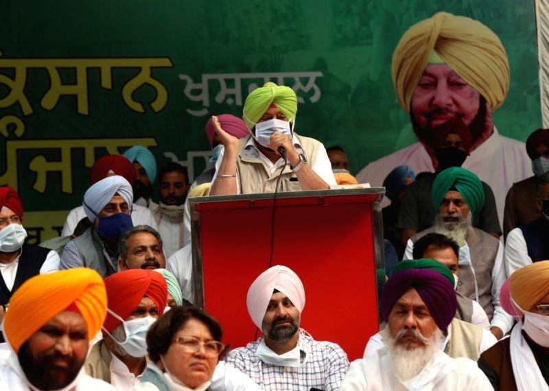 Rejecting outright the allegations of 'anti-nationalism' against Punjab's farmers, Chief Minister Amarinder Singh on Wednesday led a protest at Delhi's Jantar Mantar to get "justice for the poor farmers". (IANS Photo)