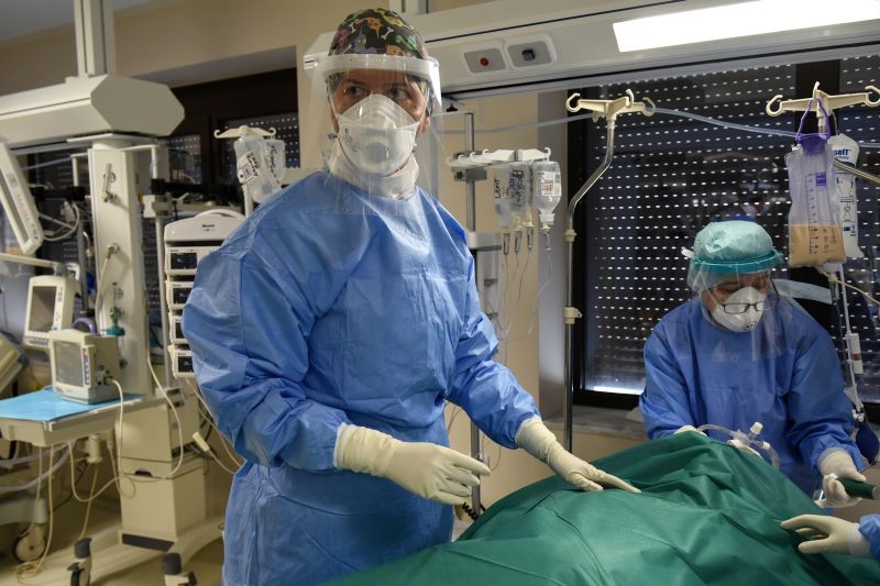 Medical workers wearing personal protective equipment (PPE) prepare to perform a tracheotomy on a patient at the intensive care unit (ICU) of the George Papanikolaou General Hospital, during the coronavirus disease (COVID-19) pandemic in Thessaloniki, Greece, November 11, 2020. (REUTERS Photo)