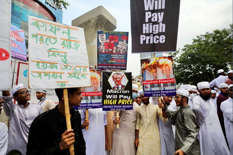 Supporters and activists of the Hefazat-e-Islam Bangladesh, an Islamist political party, hold placards as they take part in a protest calling for the boycott of French products and denouncing French President Emmanuel Macron for his comments over Prophet Mohammed's caricatures, in Dhaka, Bangladesh, November 2, 2020. (REUTERS Photo)