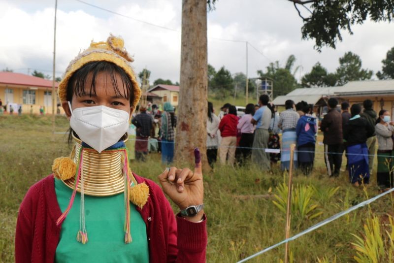 A Kayan ethnic woman shows her inked finger after casting her ballots for the general election at a polling station in Kayah State, Myanmar, November 8, 2020. (REUTERS Photo)