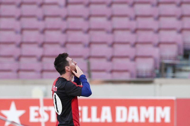 Soccer Football - La Liga Santander - FC Barcelona v Osasuna - Camp Nou, Barcelona, Spain - November 29, 2020 FC Barcelona's Lionel Messi celebrates scoring their fourth goal wearing a Newell's Old Boys shirt in reference to former player Diego Maradona REUTERS/Albert Gea