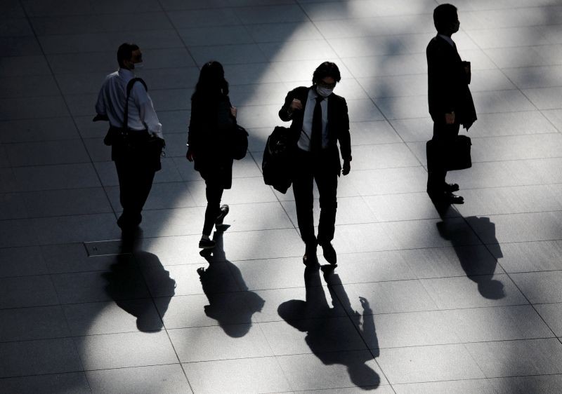 People wearing protective face masks walk inside a building at a business district, amid the coronavirus disease (COVID-19) outbreak, in Tokyo, Japan November 18, 2020. (REUTERS Photo)