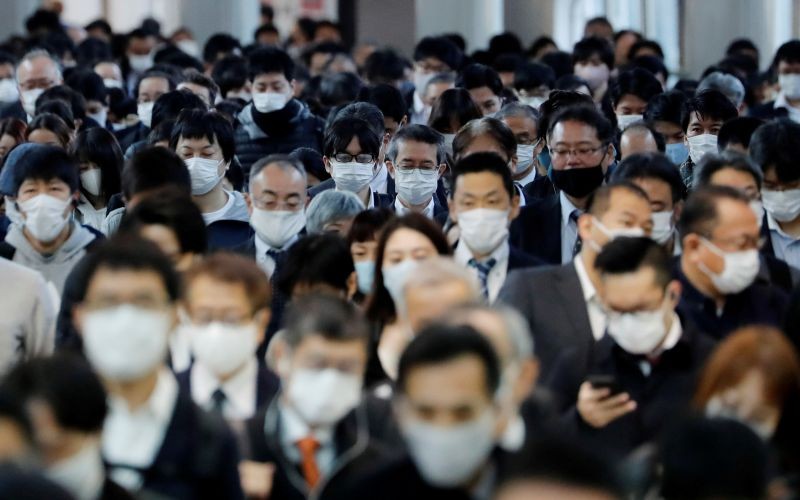 People wearing protective masks, following the coronavirus disease (COVID-19) outbreak, make their way at Shinagawa station in Tokyo, Japan November 13, 2020. (REUTERS File Photo)