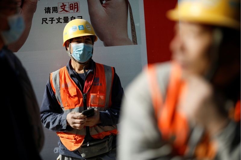 A construction worker wears a face masks following the coronavirus disease (COVID-19) outbreak, in Beijing, China November 12, 2020. (REUTERS Photo)