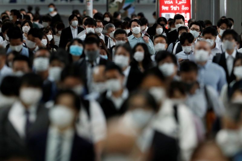 People wearing protective masks make their way during rush hour at Shinagawa station on the first day after the Japanese government lifted the state of emergency in Tokyo, Japan, May 26,  2020. (REUTERS File Photo)