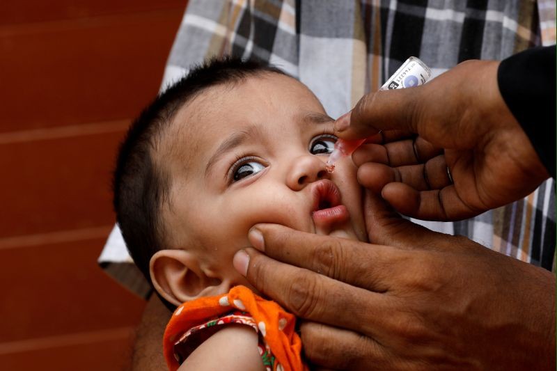 A girl receives polio vaccine drops, during an anti-polio campaign, in a low-income neighborhood as the spread of the coronavirus disease (COVID-19) continues, in Karachi, Pakistan July 20, 2020. (REUTERS File Photo)