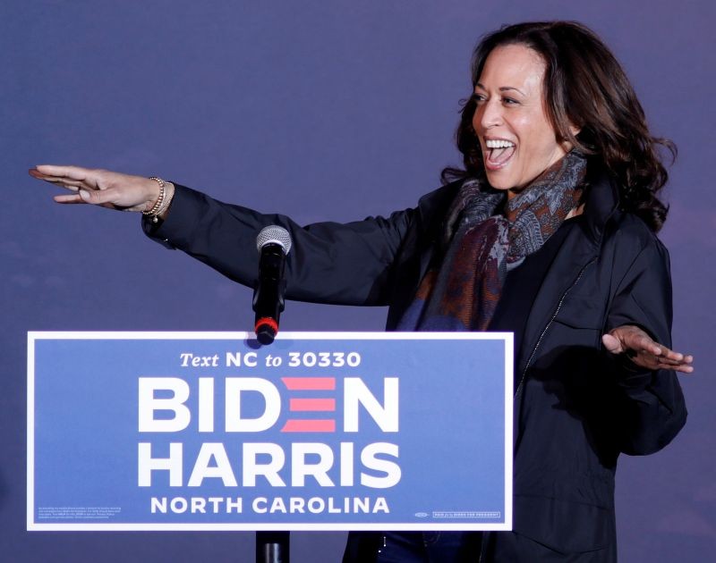 Democratic U.S. vice presidential nominee Senator Kamala Harris responds to supporters as she arrives for a drive-in campaign rally in Fayetteville, North Carolina, U.S., November 1, 2020. (REUTERS Photo)