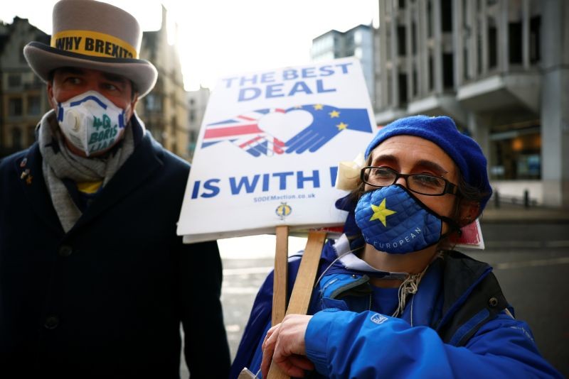Anti-Brexit protesters Steve Bray and a woman demonstrate near the conference centre where Brexit trade negotiations are taking place, in Westminster, London, Britain, November 13, 2020. (REUTERS Photo)