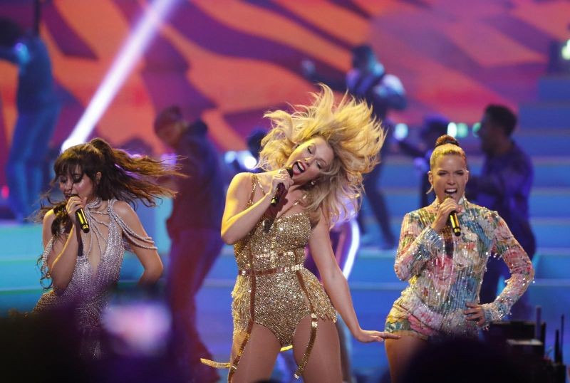 2019 American Music Awards - Show - Los Angeles, California, U.S., November 24, 2019 - Camila Cabello, Taylor Swift and Halsey perform. REUTERS/Mario Anzuoni/Files