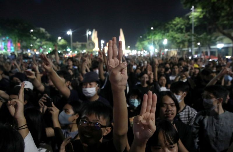 People shows three fingers salute during a rally to call for the ouster of Prime Minister Prayuth Chan-ocha's government and reforms in the monarchy in Bangkok, Thailand, November 14, 2020. (REUTERS Photo)