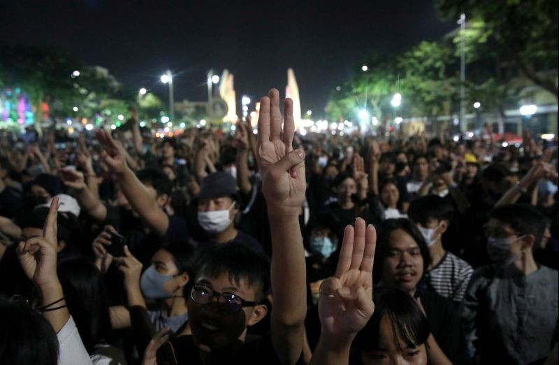 People shows three fingers salute during a rally to call for the ouster of Prime Minister Prayuth Chan-ocha's government and reforms in the monarchy in Bangkok, Thailand, November 14, 2020. (REUTERS Photo)