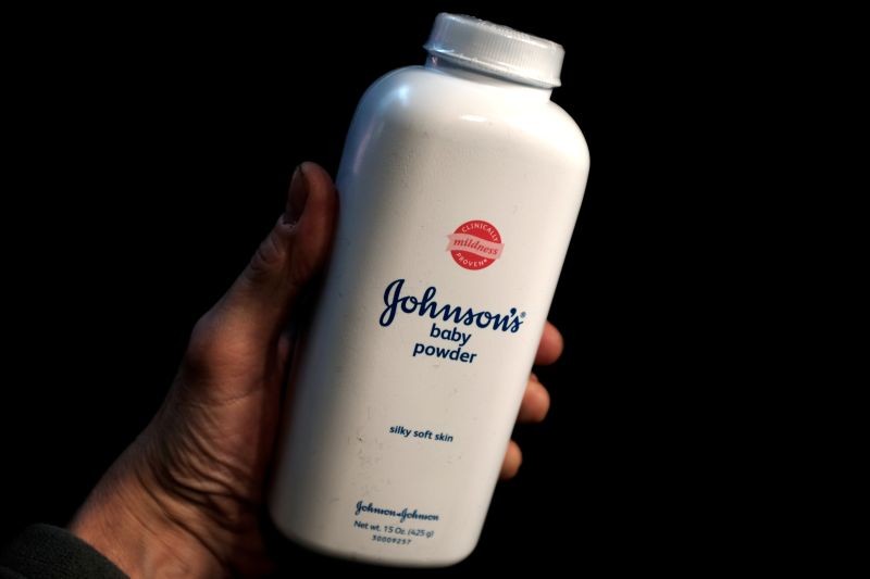 A bottle of Johnson and Johnson Baby Powder is seen in a photo illustration taken in New York, February 24, 2016. (REUTERS File Photo)