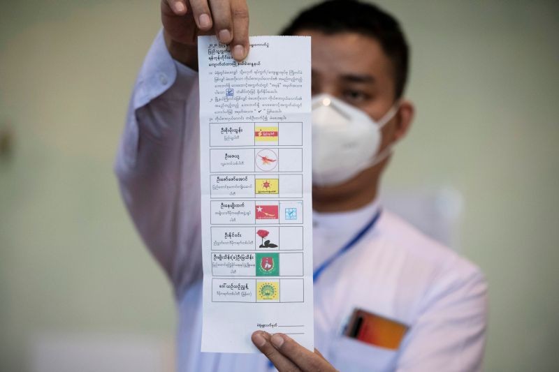 An electoral worker displays a ballot as the counting of votes starts inside a polling station during the general election in Yangon, Myanmar November 8, 2020. (REUTERS Photo)