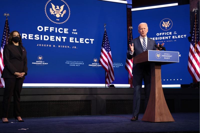 U.S. President-elect Joe Biden speaks about health care and the Affordable Care Act (Obamacare) as Vice President-elect Kamala Harris listens during a brief news conference at the theater serving as his transition headquarters in Wilmington, Delaware, U.S., November 10, 2020. (REUTERS Photo)