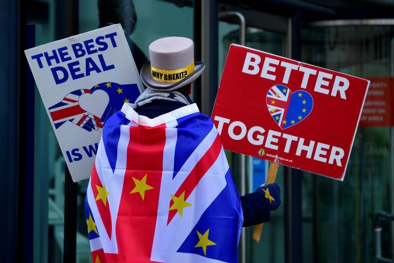 Anti-Brexit protester Steve Bray demonstrates outside of the conference centre where Brexit trade deal negotiations are taking place in London, Britain November 9, 2020. (REUTERS File Photo)