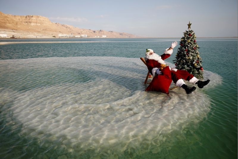 Issa Kassissieh, wearing a Santa Claus costume, sits next to a Christmas tree on a salt formation in the Dead Sea, in an event organised by Israel's tourism ministry, as Israel gears up for the holiday season, amid the coronavirus disease (COVID-19) crisis, near Ein Bokeq, Israel November 15, 2020. (REUTERS Photo)