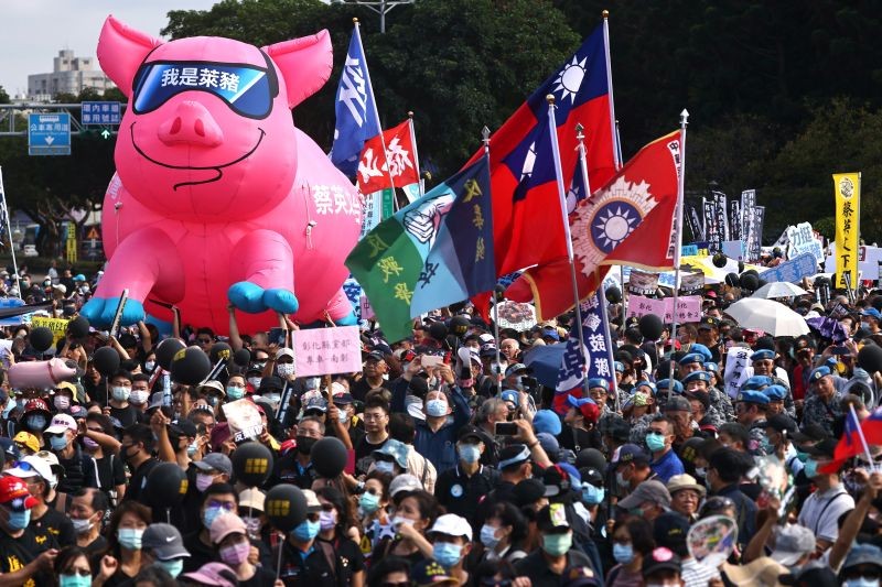 People join a protest to oppose the import of U.S. pork containing ractopamine, an additive that enhances leanness in Taipei, Taiwan, November 22, 2020. (REUTERS Photo)