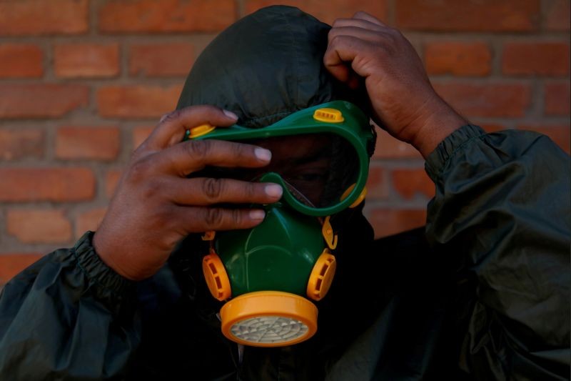 Shyam Kharel, 40, a crematory worker checks his personal protective equipment (PPE) before attending to the body of a person who died after contracting the coronavirus disease (COVID-19), in Kathmandu, Nepal October 24, 2020. (REUTERS File Photo)