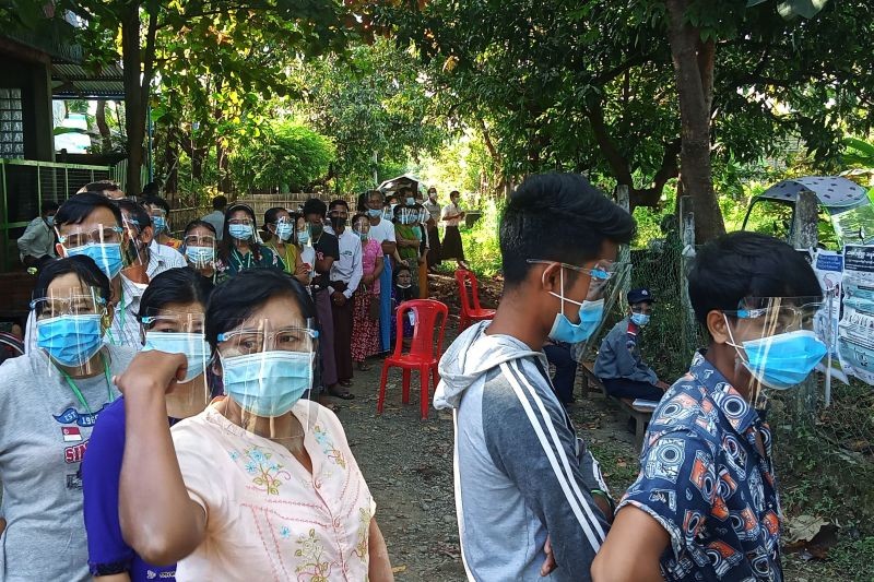 People wearing protective gear line up to vote at a polling station during the general election in Taungup, Rakhine State, Myanmar, November 8, 2020. (REUTERS Photo)