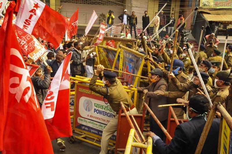 Police personnel baton charge on All India Kisan Khet Mazdoor Sangathan (AIKKMS) members during their protest march towards Raj Bhawan against the new farm laws, in Patna on December 29, 2020. (PTI Photo)