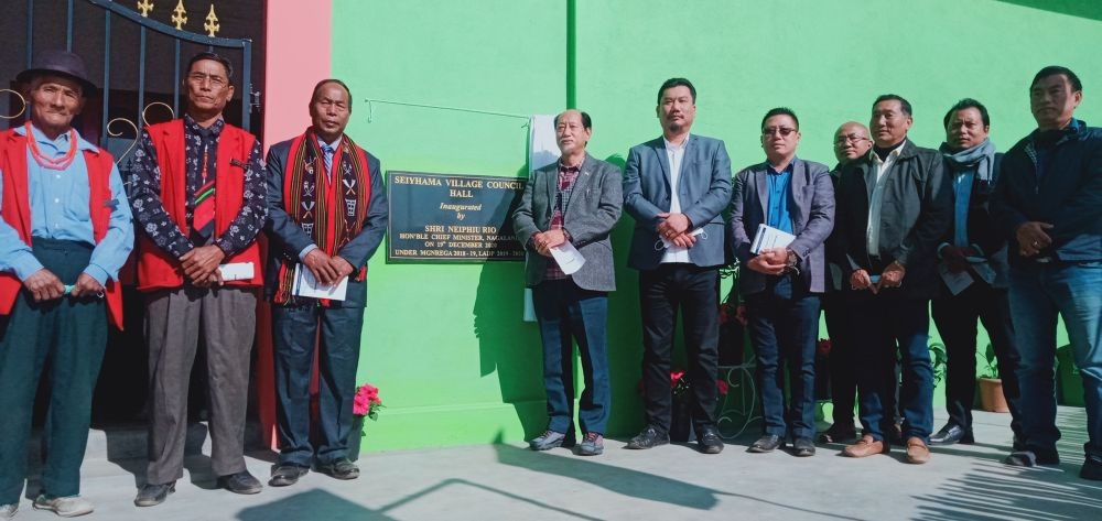 Neiphiu Rio and others during the inauguration of the new village council building of Seiyhama village on December 19.  (Morung Photo)