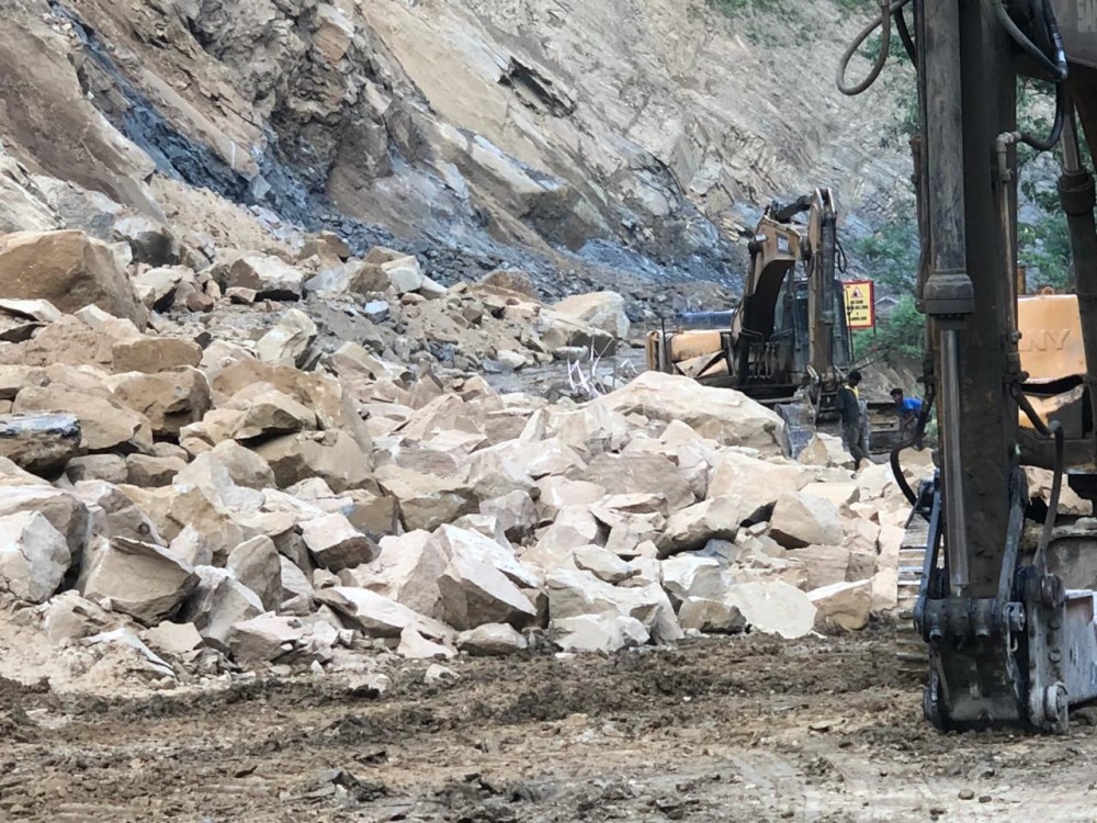 Debris being cleared from rockslide on NH-29 near Chümoukedima Police check gate. Rockslides along this mountainous Patkai Bridge-Kukidolong stretch have been occurring regularly due to ongoing construction works for four-lanning of Dimapur to Kohima. (Representative Image: Morung file Photo)
