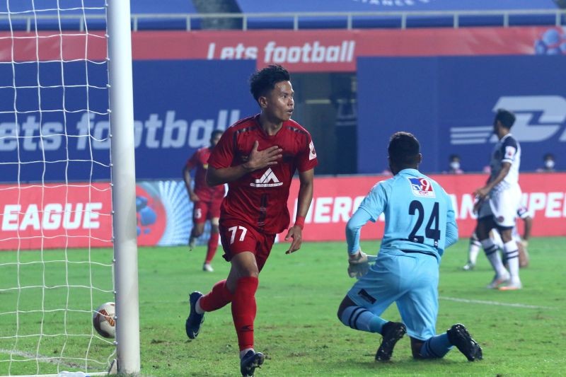 NEUFC Substitute Rochharzela scores past SCEB’s Debjit Majumder on the counter (Photo Credit: ISL/SPORTZPICS)