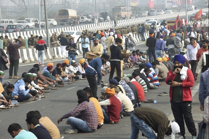 New Delhi: Volunteers serve 'langar' to farmers' protesting at Delhi-UP border over Centre's farm reform laws, in New Delhi, Friday, Dec. 4, 2020. (PTI Photo/Kamal Singh)
