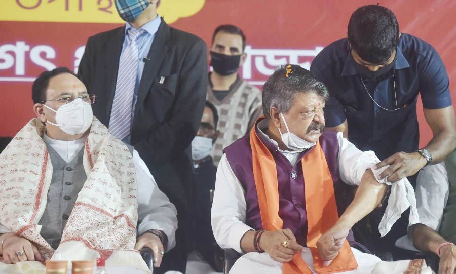 Injured BJP National Secretary Kailash Vijayvargiya receives treatment following an attack by alleged TMC activists on BJP National President JP Nadda's convoy at Sirakal near Diamond Harbour, in South 24 Pargana on December 10. (PTI Photo)