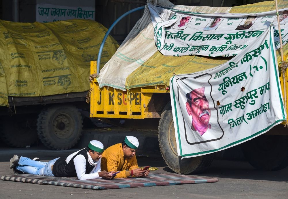 Ghaziabad: Farmers take rest at Ghazipur border during their 'Delhi Chalo' protest against the new farm laws, at Ghaziabad-Delhi Border, Monday, Dec. 14, 2020. (PTI Photo/Atul Yadav)