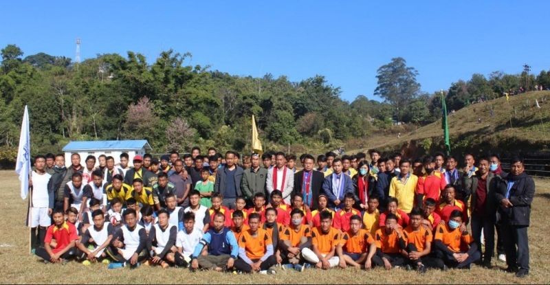 Participating teams along with the organizers and dignitaries.