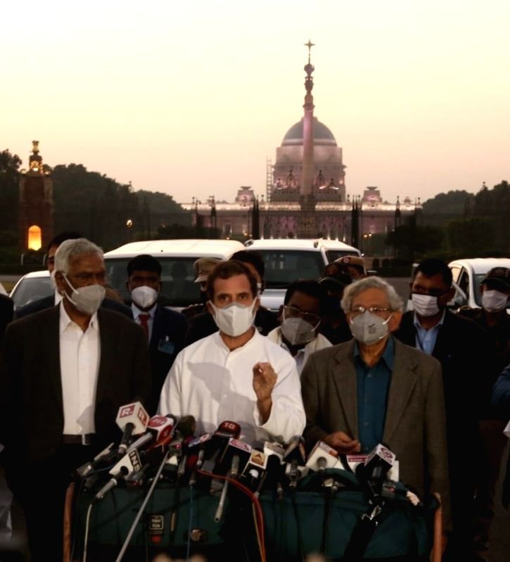 Oppn delegation meets Prez, requests him to intervene in farmers' issue. (IANS Photo)