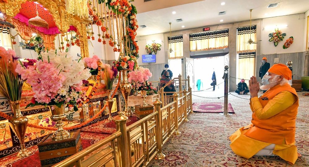 New Delhi: Prime Minister Narendra Modi offers prayers at Gurdwara Rakab Ganj Sahib on the occasion of the 400th Prakash Parv of Guru Teg Bahadur, in New Delhi, Sunday, Dec. 20, 2020. (PTI Photo)