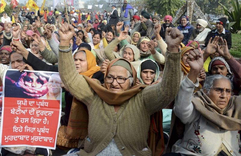 Activists of various organizations stage a demonstration to support farmers continuing their protest against the central government's recent agricultural reforms in Amritsar on January 18. (PTI Photo)