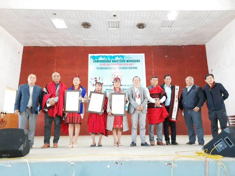 Winners of the OKM ‘Tetsu Oshi Tetoktepba’ with the organizers and members of Ao Senden at Town Hall, Mokokchung at the OKM TOT culmination programme held on January 5. (Morung Photo)