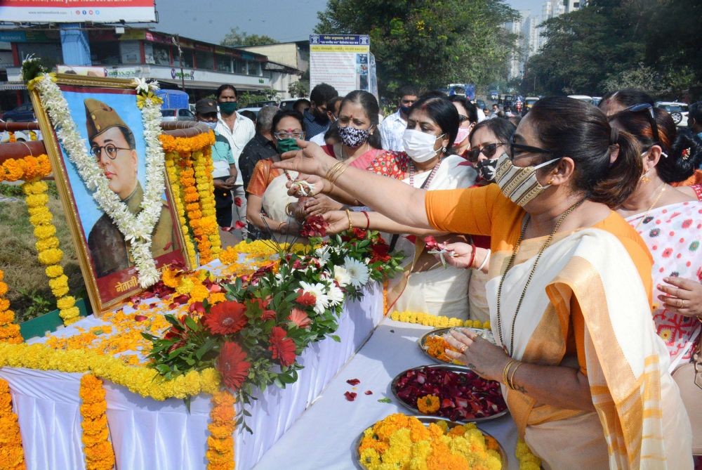 Thane: Members of Bengali community pay tribute to Netaji Subhas Chandra Bose on his birth anniversary, in Thane, Saturday, Jan. 23, 2021. (PTI Photo)