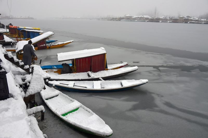 Srinagar: Vehicles move slowly on a snow-covered road during heavy snowfall, in Srinagar, Tuesday, Jan. 5, 2021. (PTI Photo/S. Irfan)