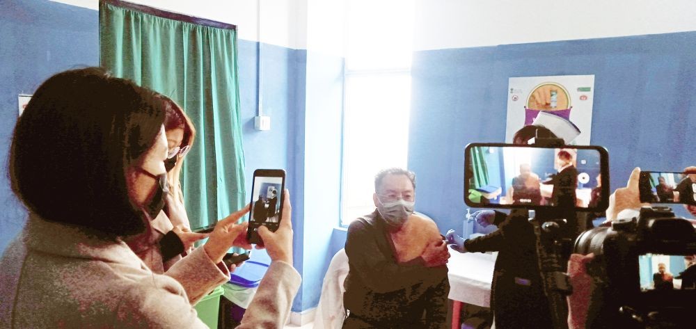 Dr Sendimeren Aonok receiving the first COVID-19 vaccine at NHAK on January 16. (Morung Photo)