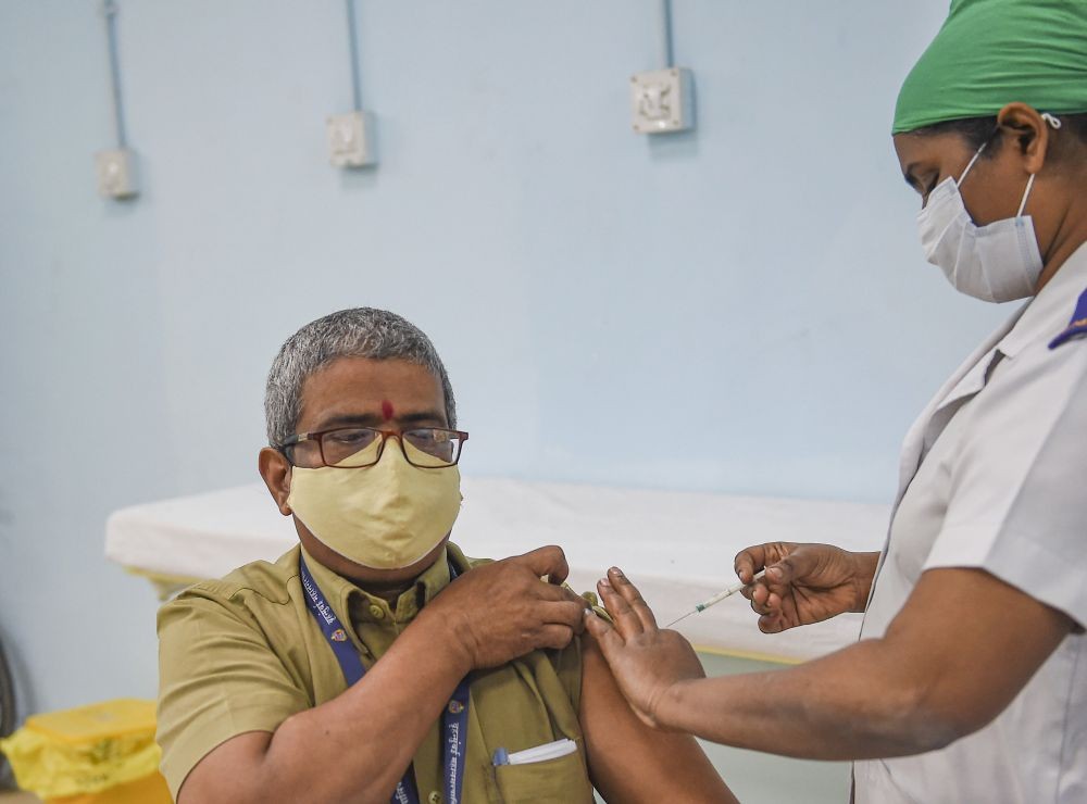 Mumbai: A medic inoculates the first dose of COVID-19 vaccine to a muncipal worker at Rajawadi Hospital in Mumbai, Monday, Feb. 8, 2021. (PTI Photo/Kunal Patil)