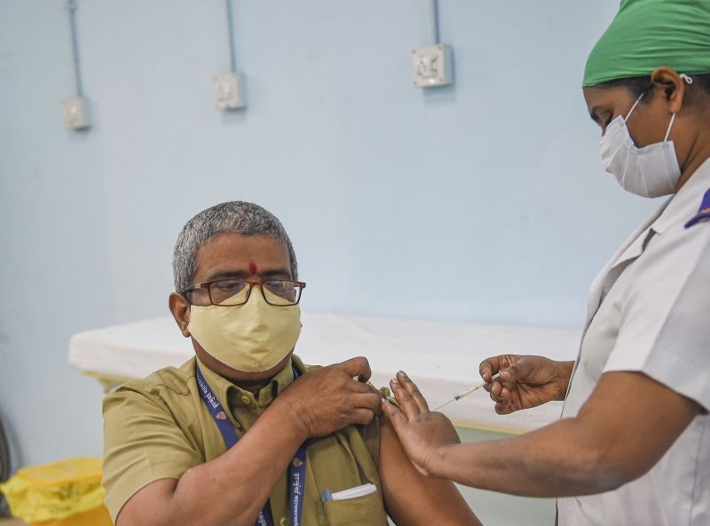 A medic inoculates the first dose of COVID-19 vaccine to a muncipal worker at Rajawadi Hospital in Mumbai on February 8, 2021. (PTI Photo)