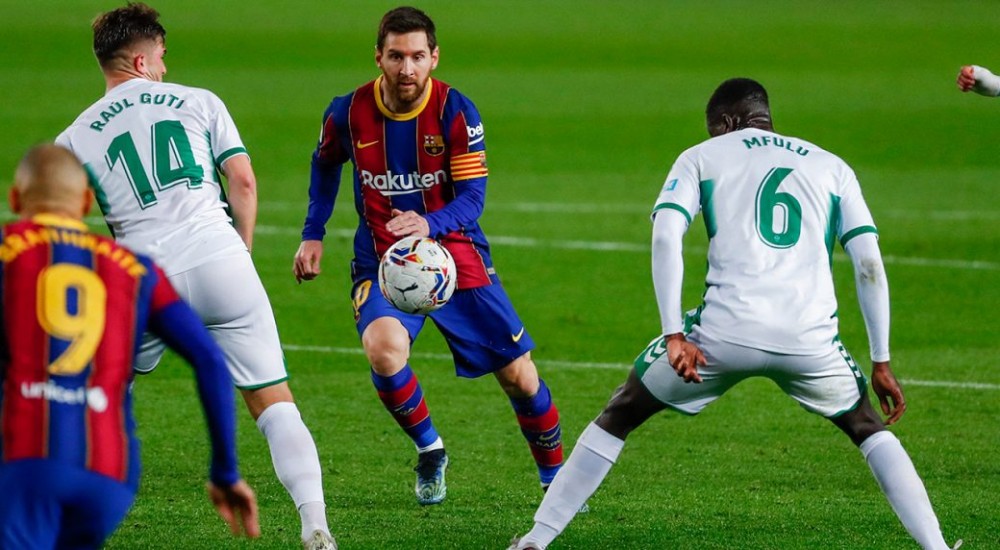 Barcelona s Lionel Messi, centre, views for the ball during the Spanish La Liga soccer match between FC Barcelona and Elche at the Camp Nou stadium in Barcelona, Spain, Wednesday, Feb. 24, 2021. (Joan Monfort/AP)