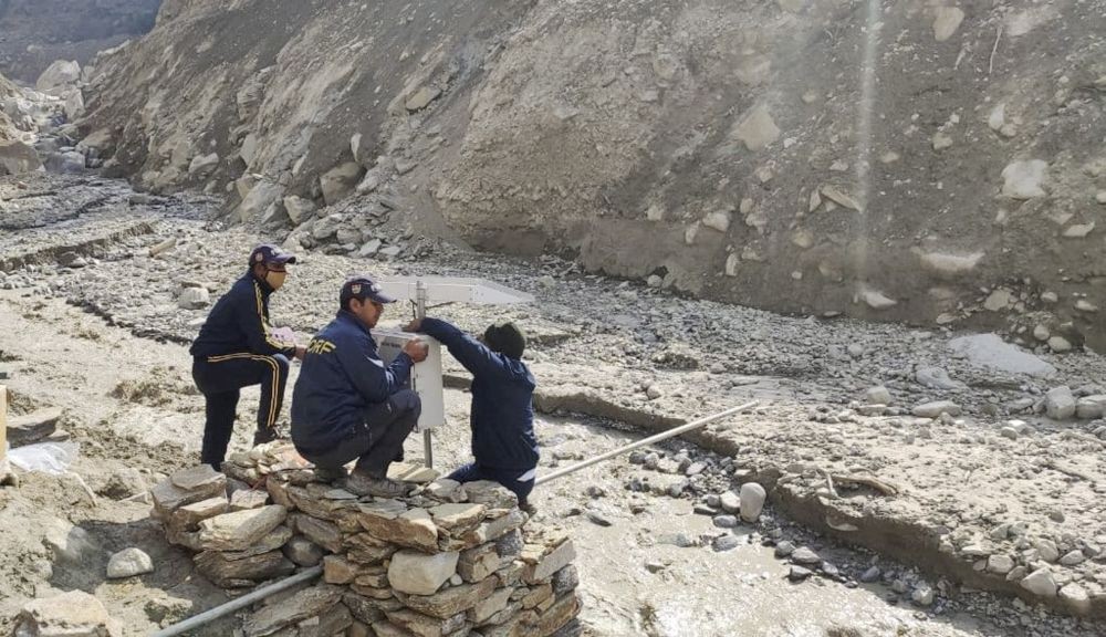 Chamoli: SDRF personnel install a water-level sensor and alarm system at Tapovan, in the view of the recent flash floods triggered by glacier broke-off, in Chamoli district, Monday, Feb. 15, 2021. (PTI Photo) 