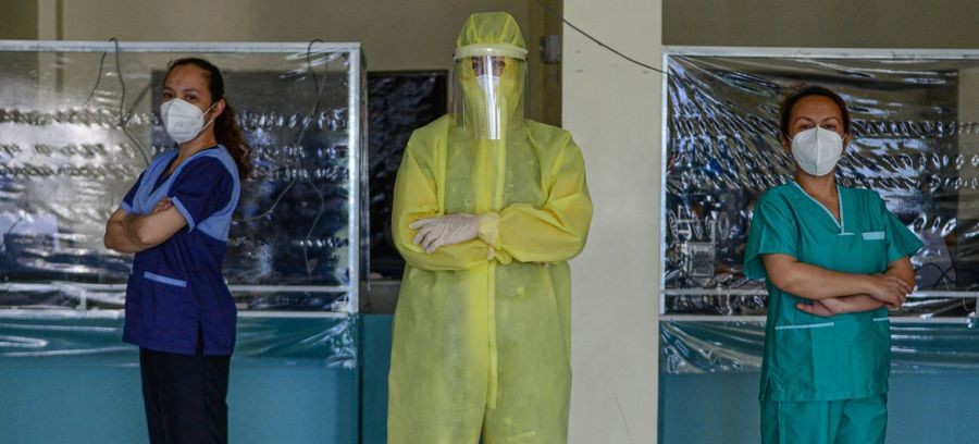 Wearing a full protective suit, a woman doctor who leads a group of volunteer medical professionals attending to COVID-19 patients at a community hospital in the Philippines. (Photo Courtesy: UN Women/Louie Pacardo)