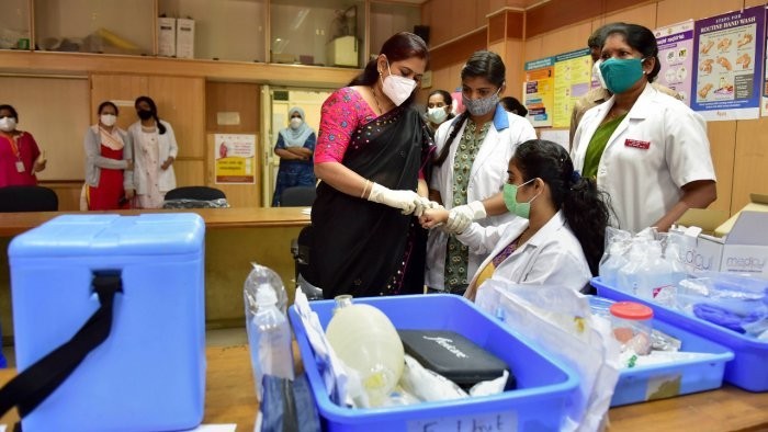 A medic conducts the dry run of Covid-19 vaccine on a beneficiary, at a civil hospital in Bengaluru. Credit: PTI Photo