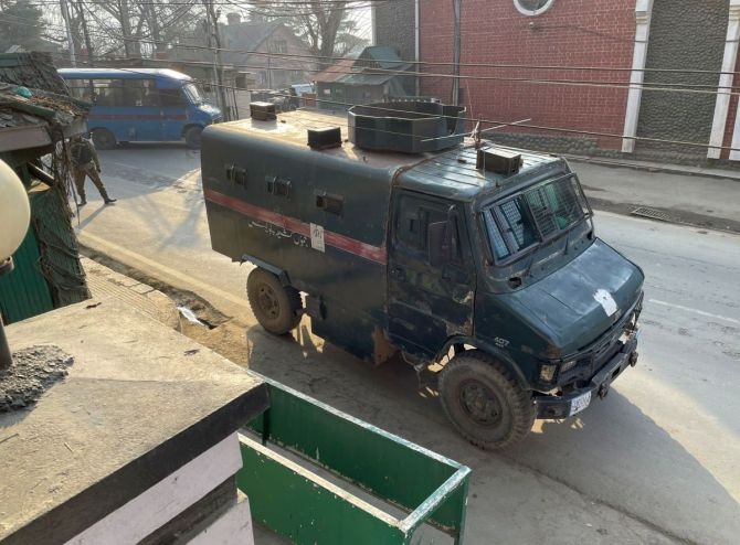 Police vehicles outside Omar Abdullah's residence as claimed by him. Photographs: Kind courtesy @OmarAbdullah/Twitter