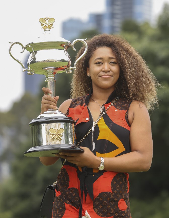 Naomi Osaka poses with a championship trophy after winning the Australian Open tennis women’s singles. AP PHOTO