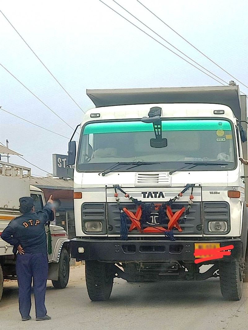 Just 9 days after an incident of wrong lane driving was reported by The Morung Express, another truck was stopped by Dimapur Traffic Police personnel after it took a wrong turn near Padumpukhuri gate looking to cut travel time on February 27.  Drivers flouting traffic rules and driving on the wrong side of the highway is becoming a common sight along the highway stretch in Dimapur but most incidents go unnoticed or unreported. (Morung Photo)