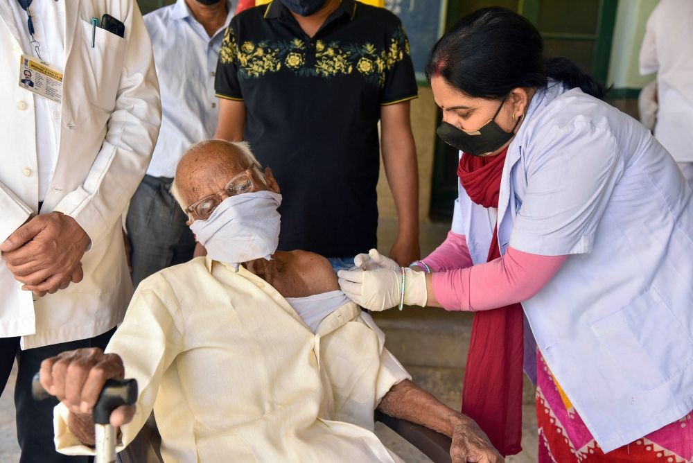 Bikaner: A medic administers the first dose of Covishield vaccine 99-year old Hukam Chand Kochar in Bikaner, Saturday, March 27, 2021. (PTI Photo)