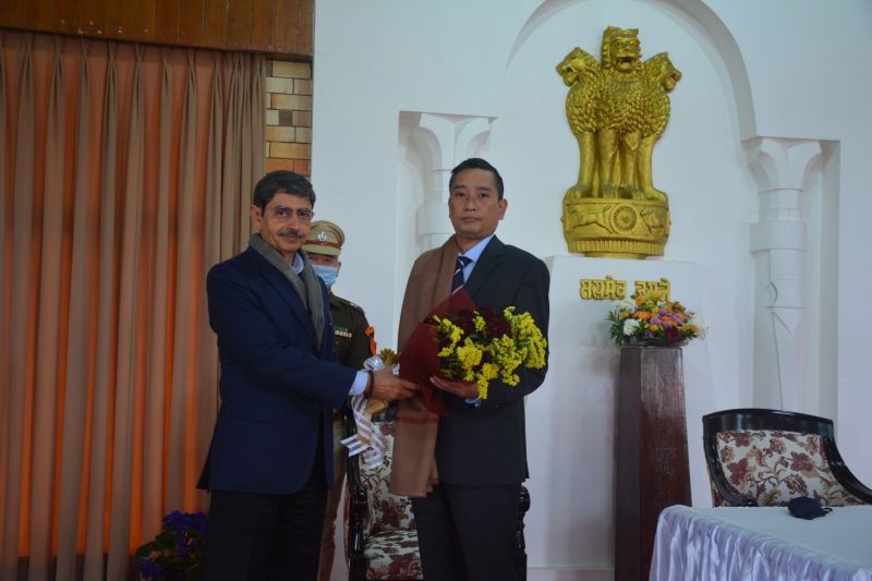 Governor RN Ravi presenting a bouquet to ADC Ado Yanlem on March 8. (Photo Courtesy: PRO to Governor)